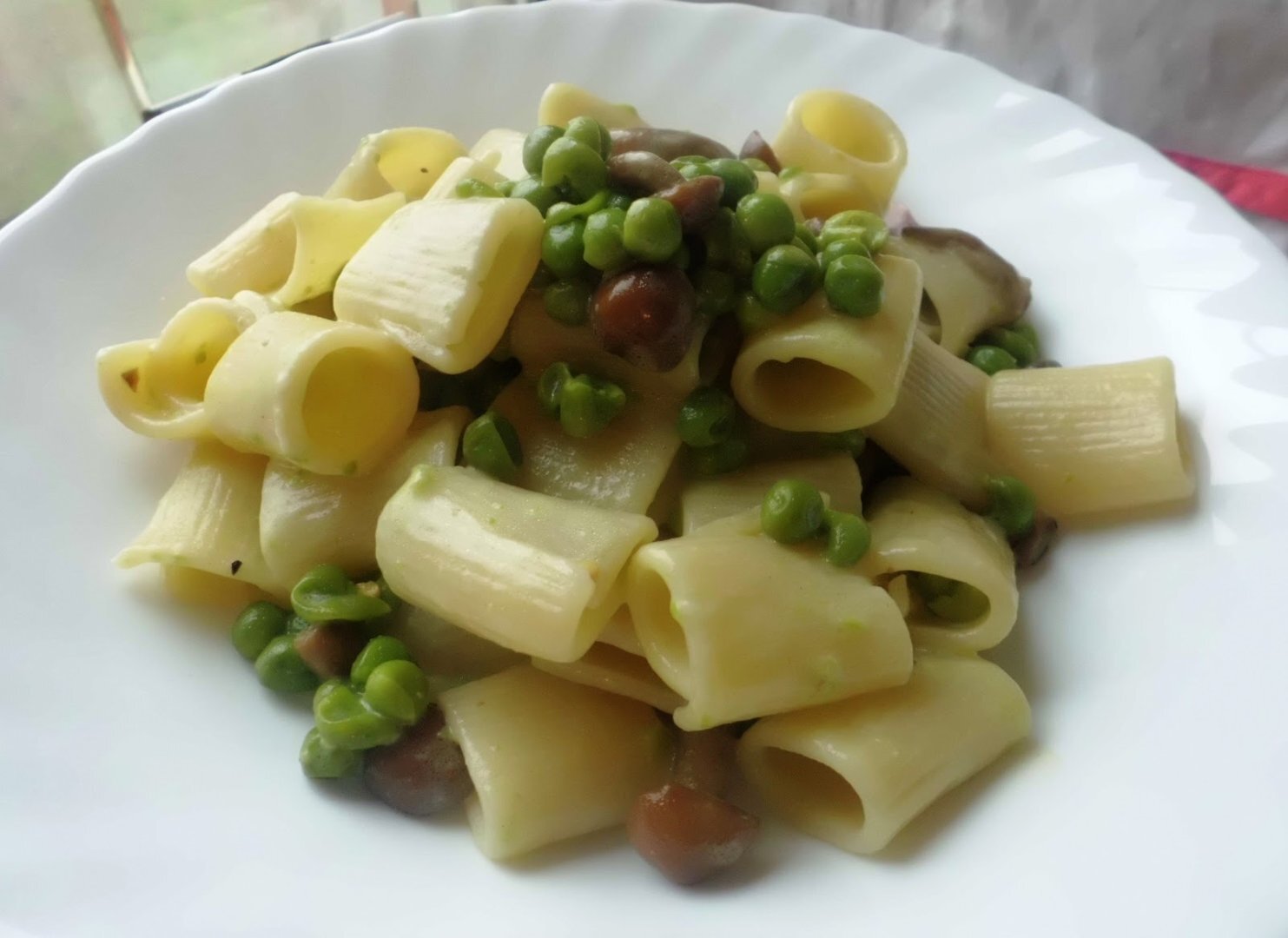 Ricetta mezze maniche con piselli e funghi semplici