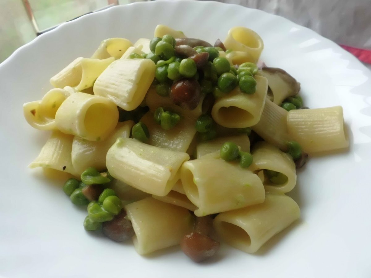 Mezze maniche con piselli e funghi
