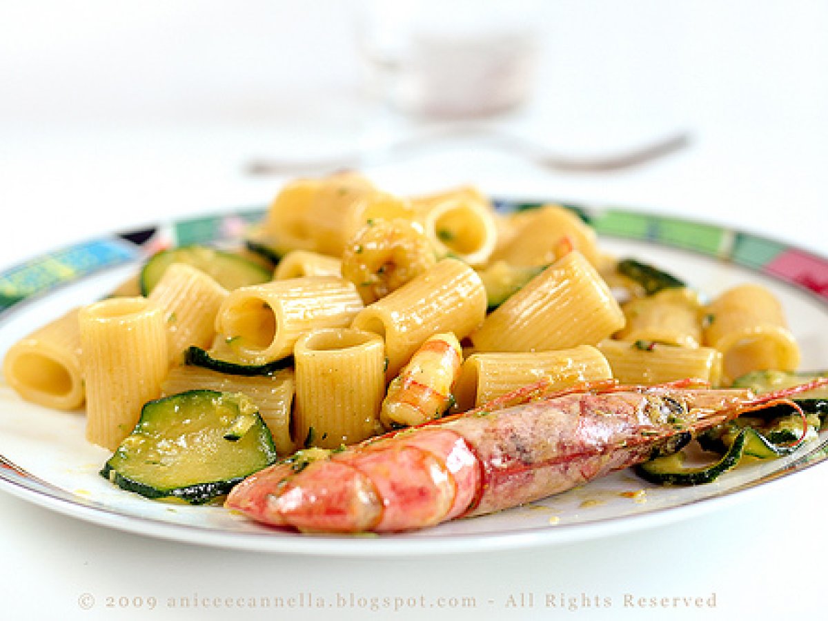 Mezze maniche gamberi e zucchine profumate allo zafferano
