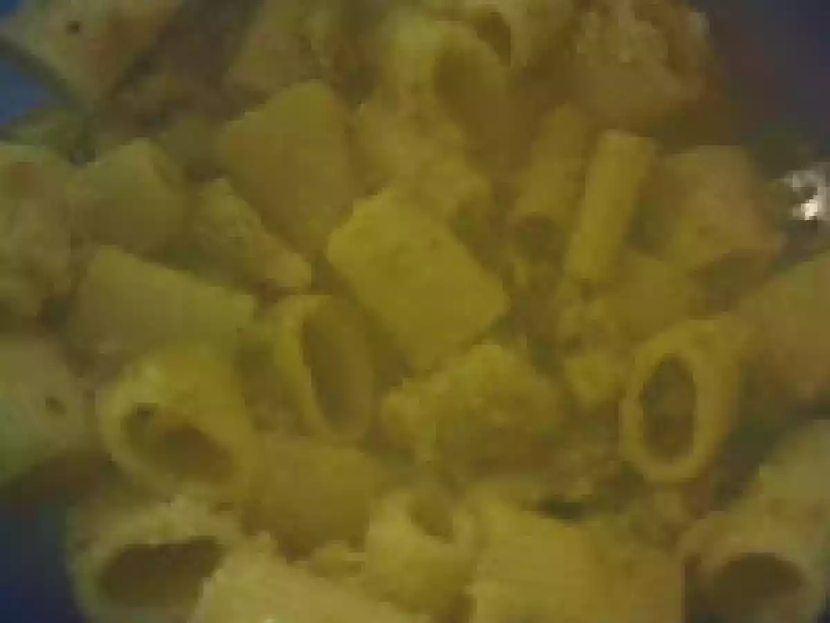 Mezze penne con broccoli romani e pinoli