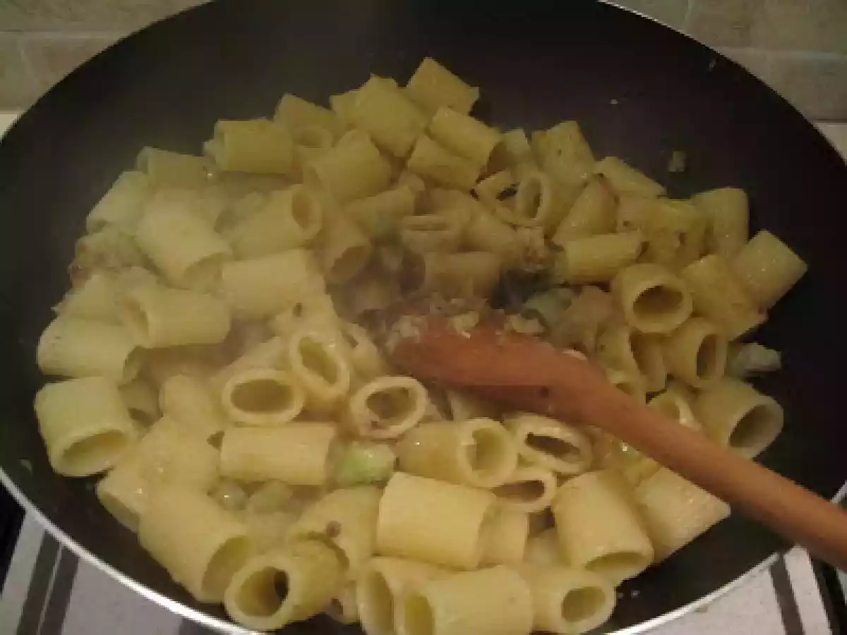 Mezze penne con broccoli romani e pinoli - foto 2