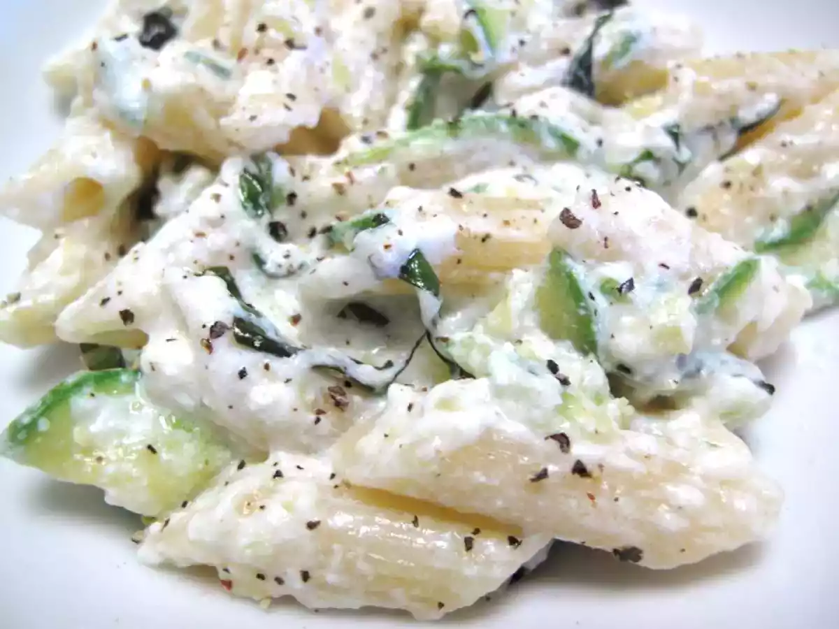 Mezze penne con crema di ricotta e zucchine