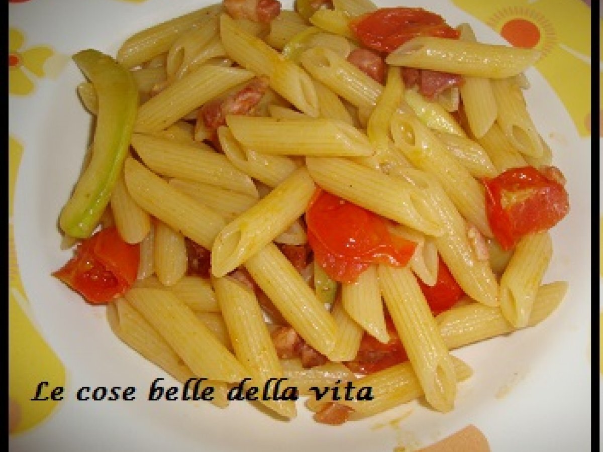 Mezze penne con zucchina pancetta e pomodorini