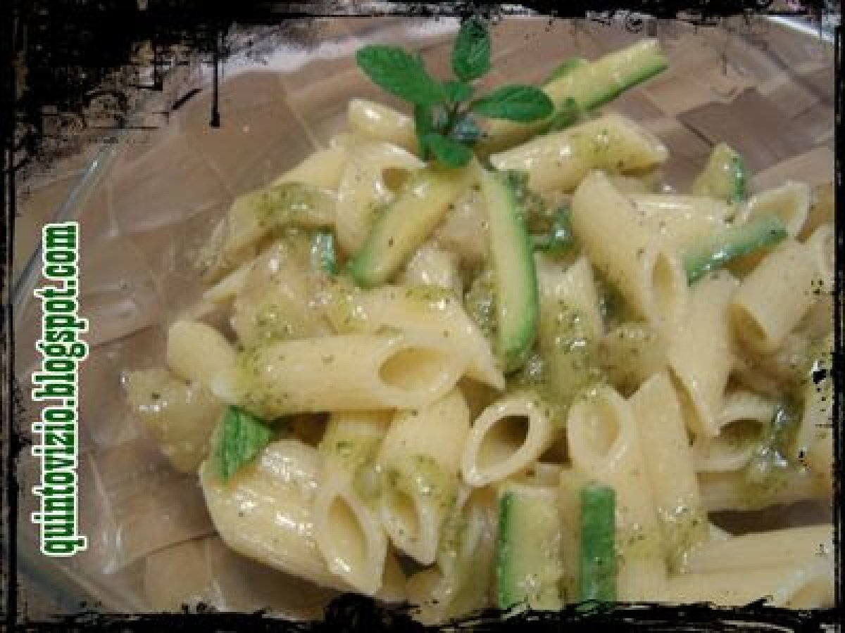 Mezze penne con zucchine, melanzane e pesto di menta