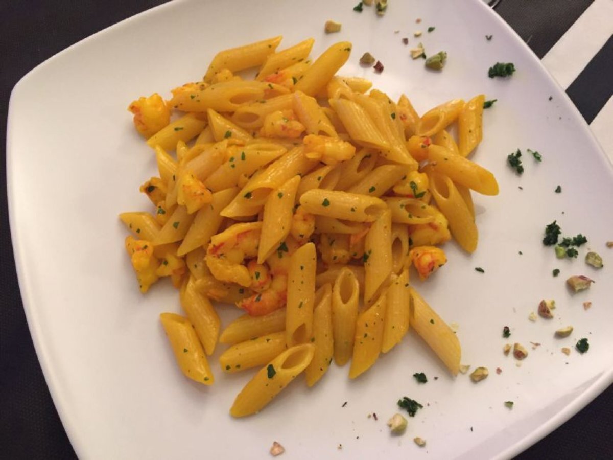 Mezze penne rigate con gamberi e zafferano al profumo di limone