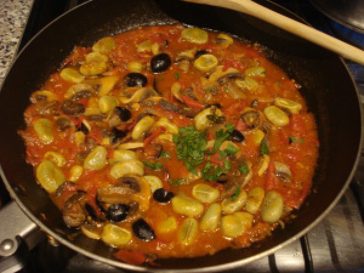 Mezze zite alla puttanesca di fave e funghi