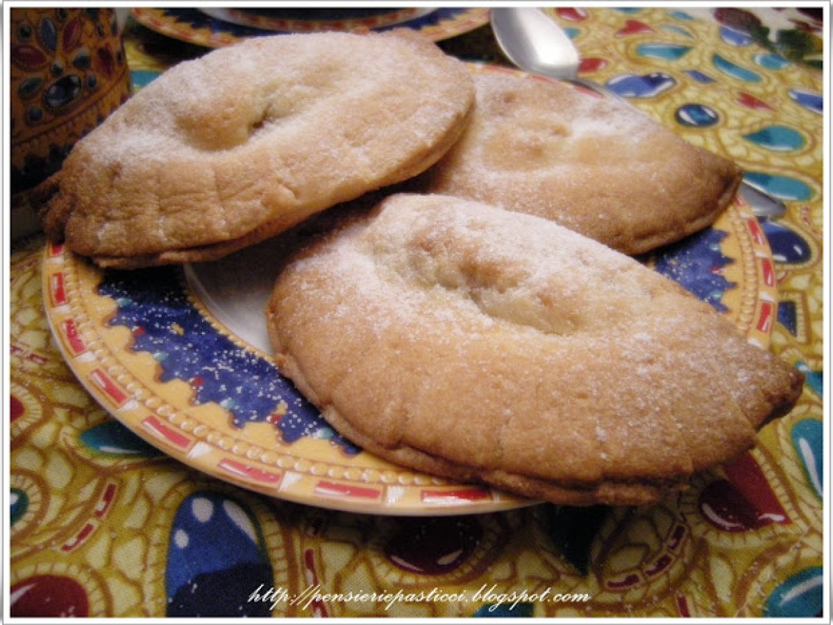 Mezzelune di frolla ripiene alle noci, cioccolato e pere - foto 3