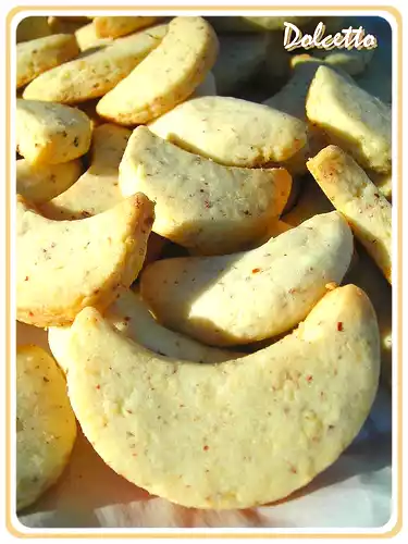 Mezzelune friabili di nocciole e vaniglia (ricetta kipferl alla vaniglia)