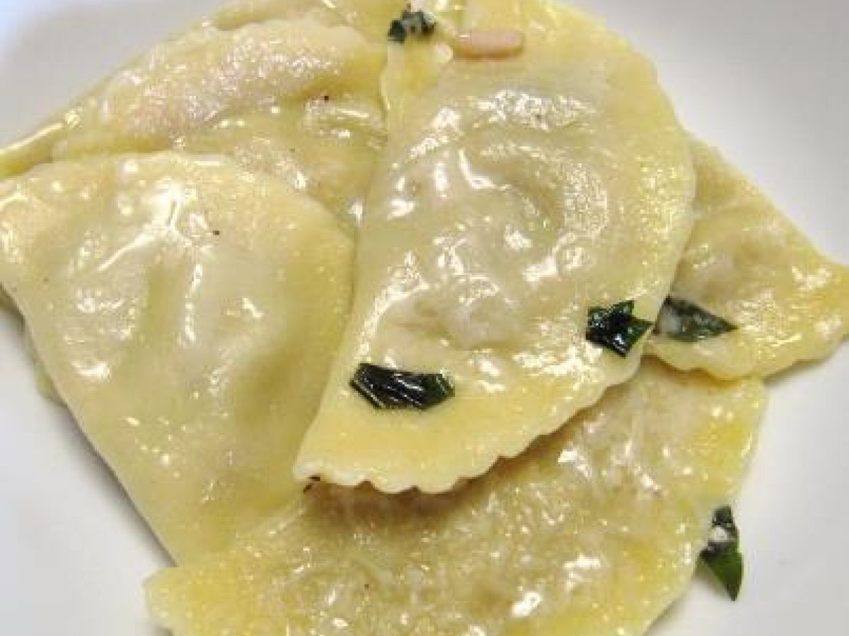 Mezzelune ripiene di funghi e ricotta