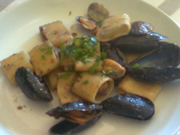 MEZZI PACCHERI AL PATE' D'OLIVE CON COZZE E VONGOLE