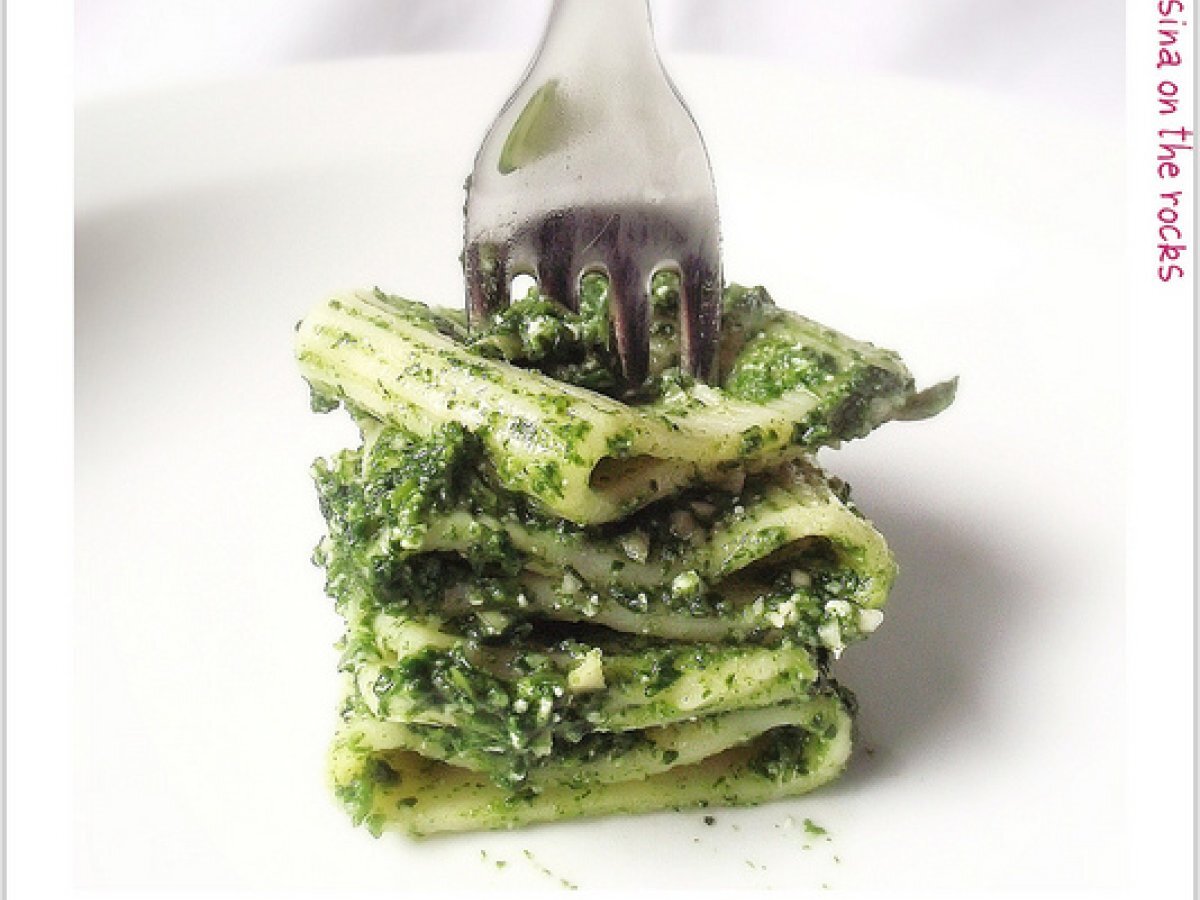 Mezzi paccheri in salsa di spinaci, ricotta e mandorle