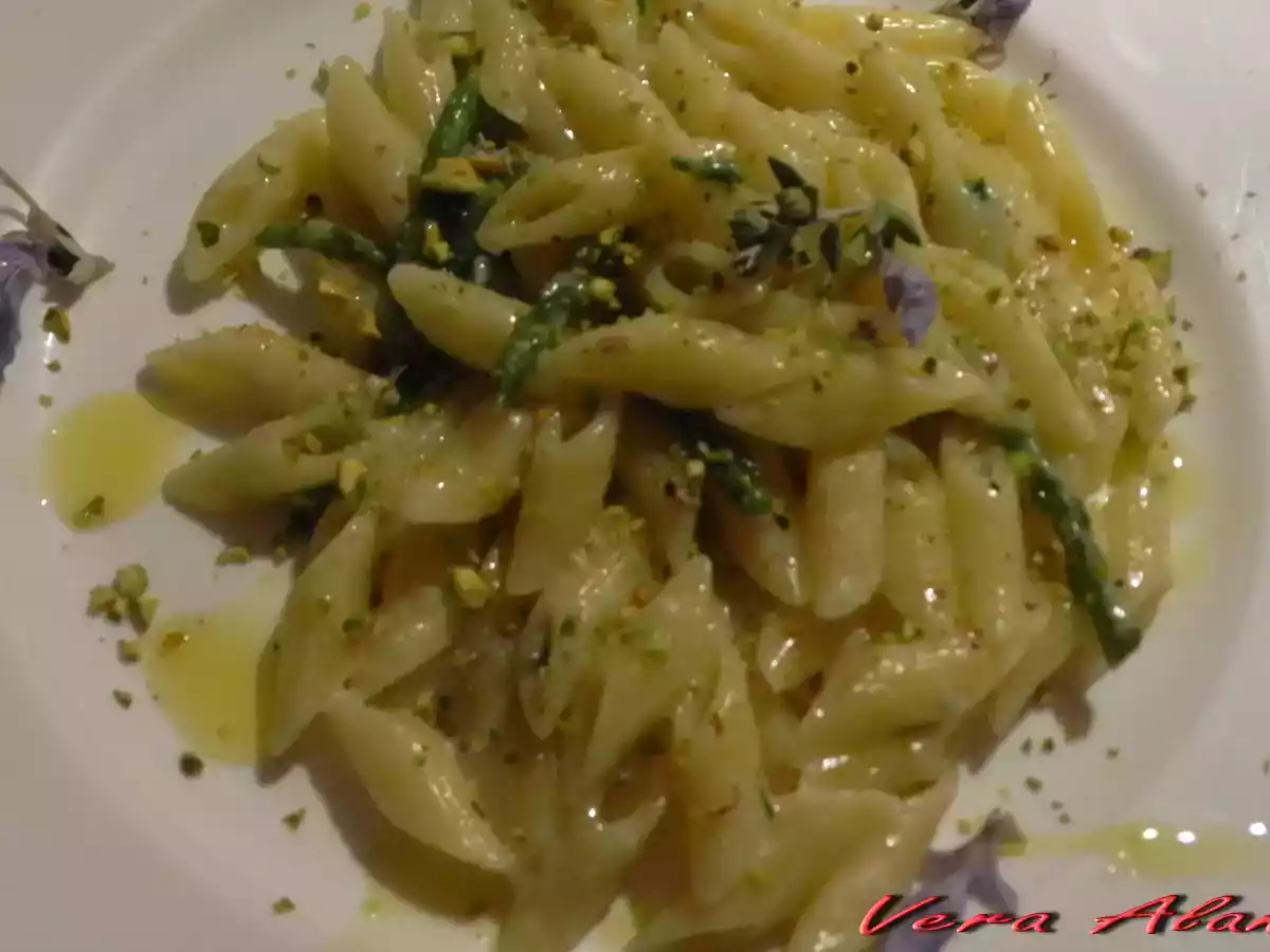 Mezzo Penne con Asparagi Selvatiche, Pistacchi e Gorgonzola