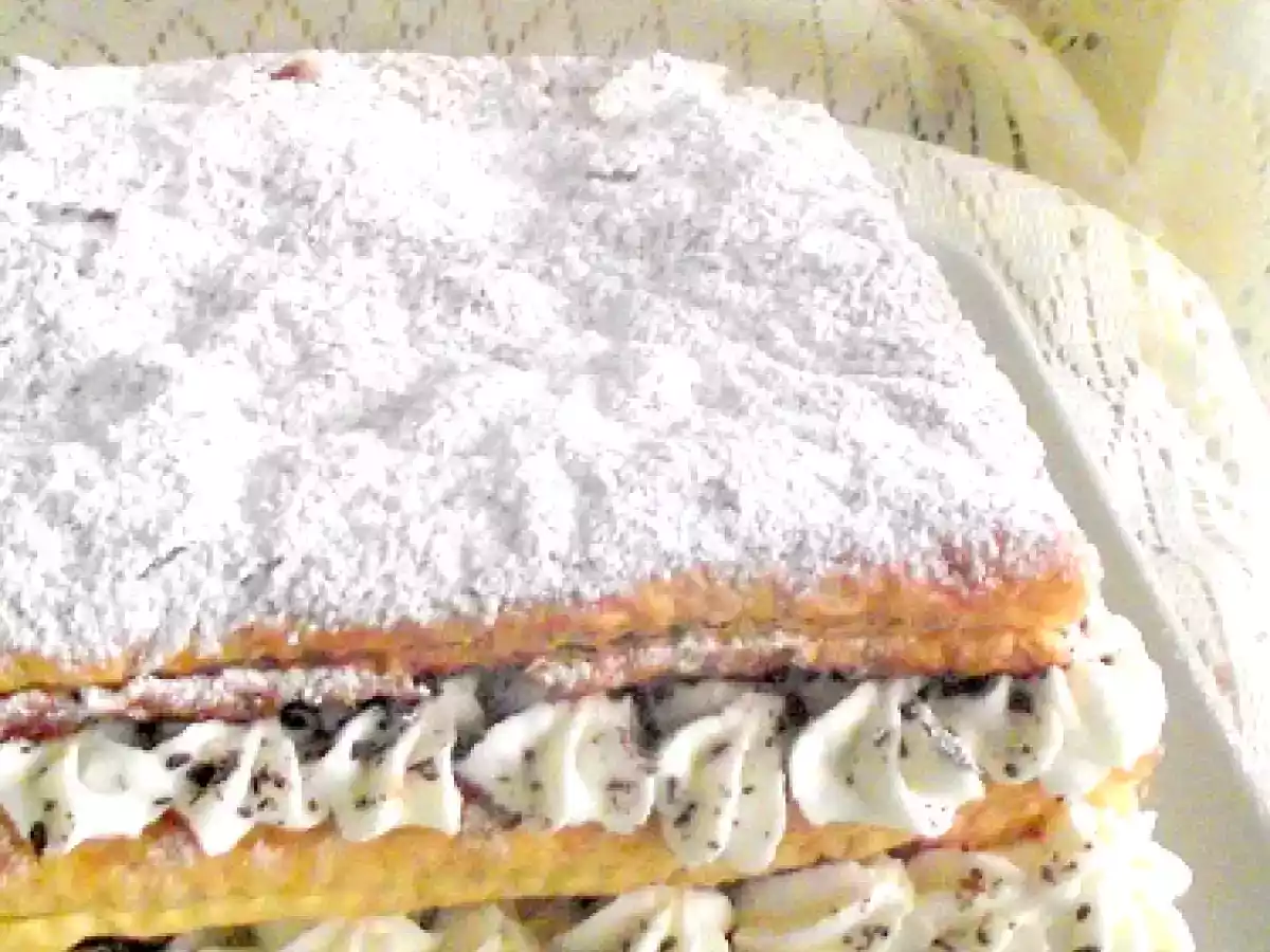 Millefoglie alla ricotta, panna e scaglie di cioccolato
