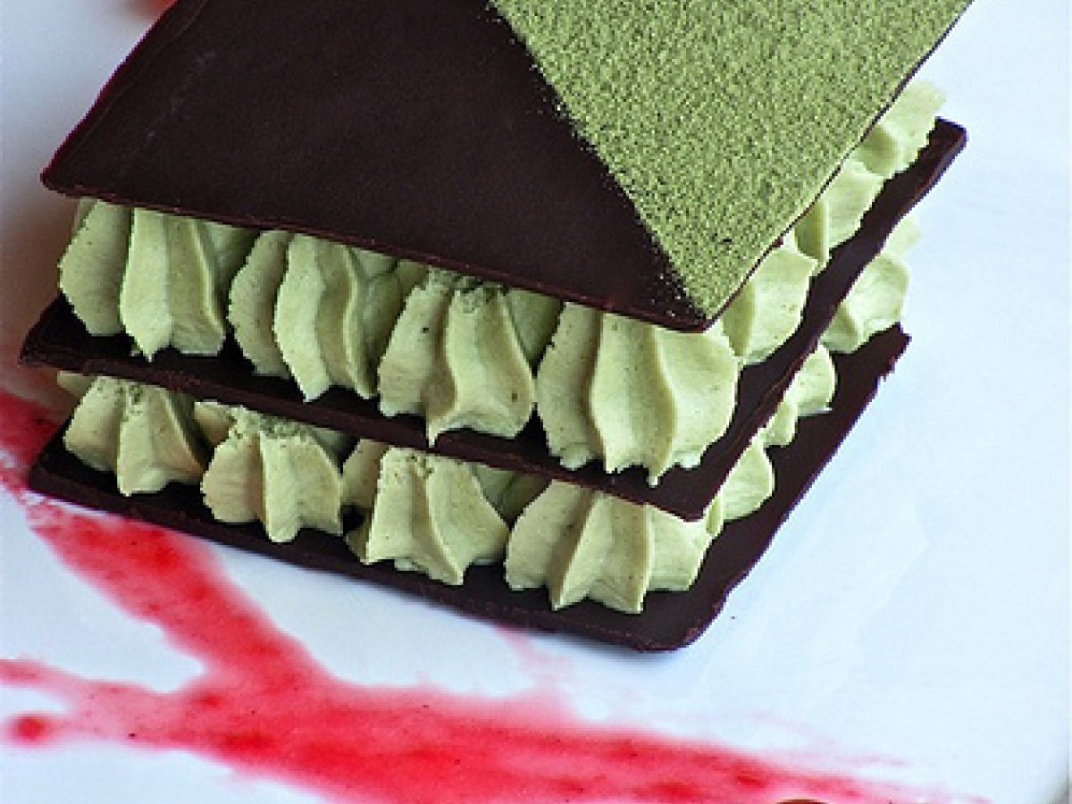 MILLEFOGLIE DI CIOCCOLATO CON MOUSSE AL TE' VERDE E SALSA DI RIBES