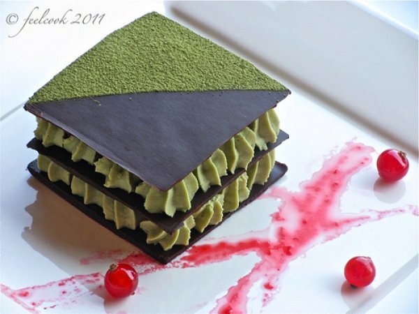 MILLEFOGLIE DI CIOCCOLATO CON MOUSSE AL TE' VERDE E SALSA DI RIBES, foto 2