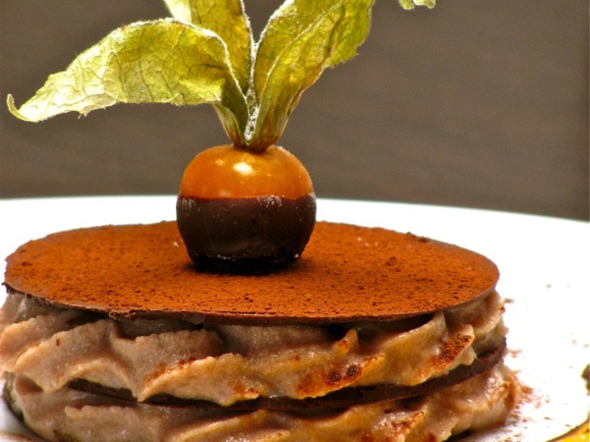 Millefoglie di cioccolato con mousse di castagne e salsa di cachi