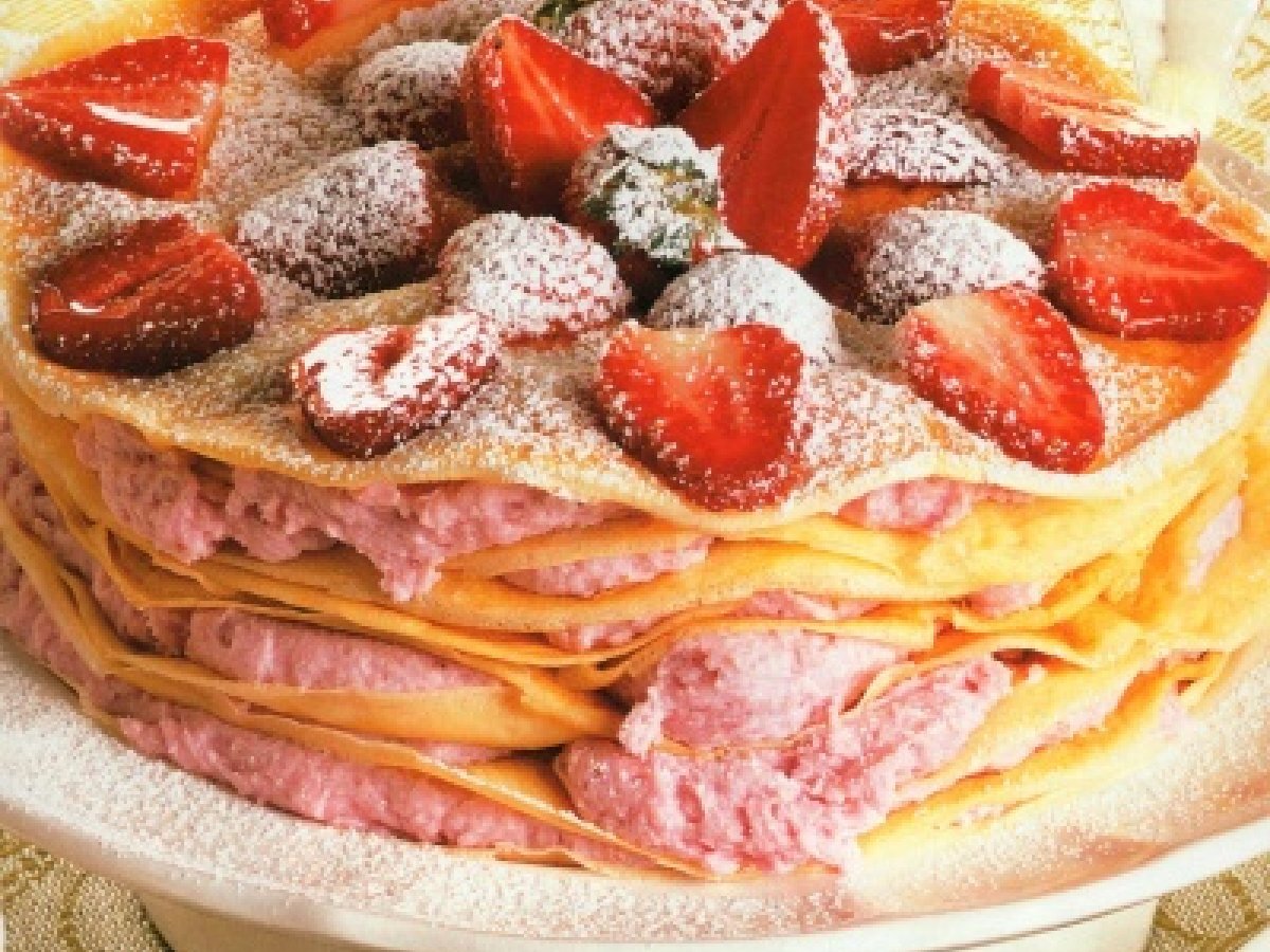 Millefoglie di crepes alla mousse di fragole