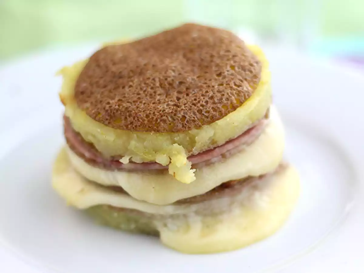 Millefoglie di grano saraceno con patate e scamorza