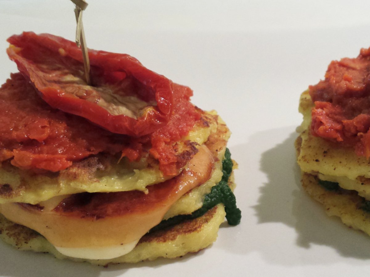 Millefoglie di pancake di patate con crema di spinaci, pomodori secchi e scamorza filante