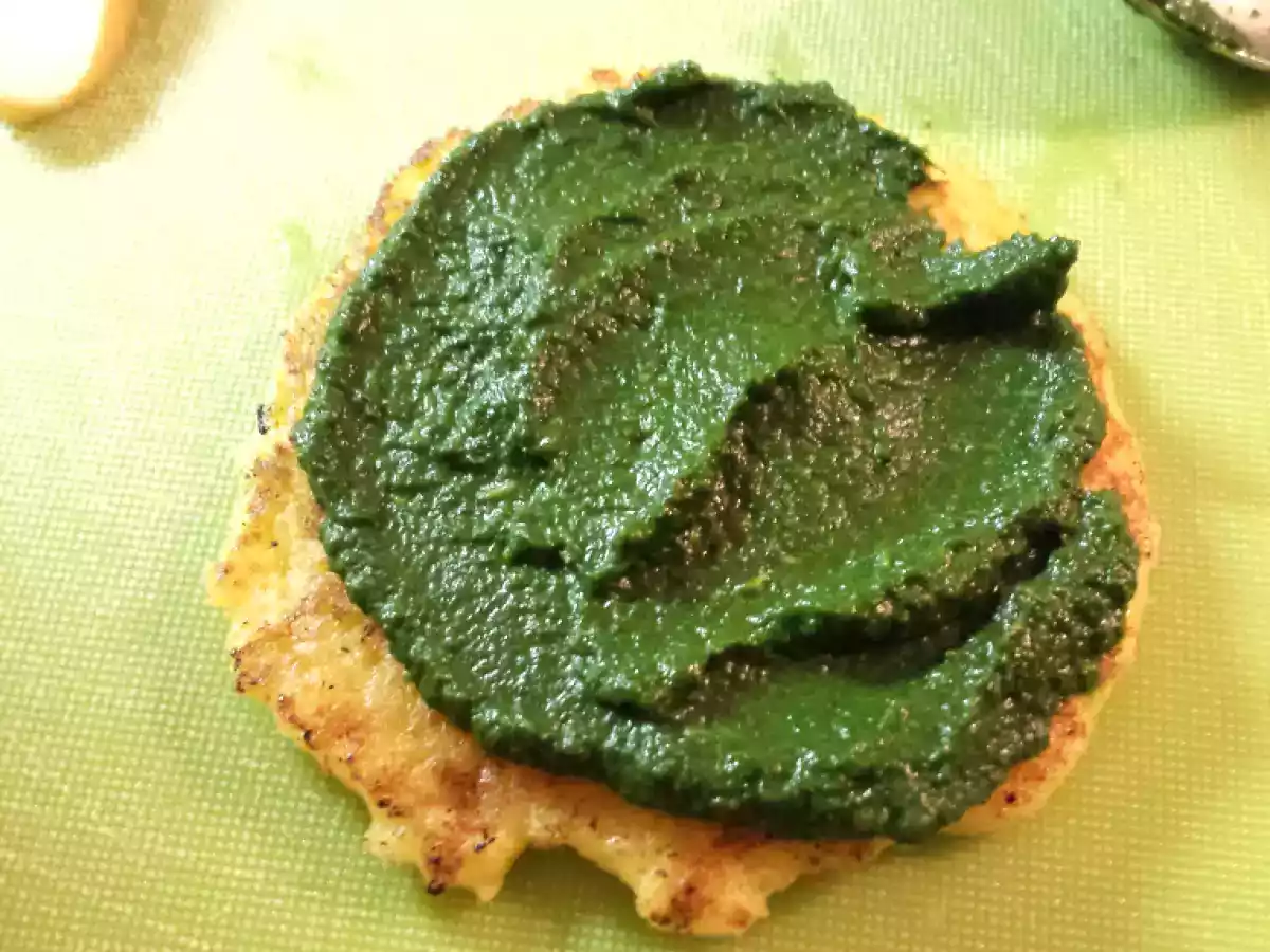 Millefoglie di pancake di patate con crema di spinaci, pomodori secchi e scamorza filante - foto 7