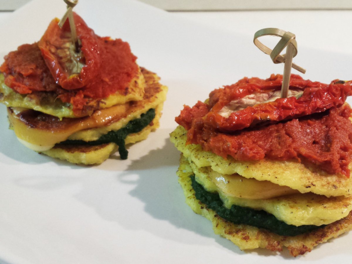 Millefoglie di pancake di patate con crema di spinaci, pomodori secchi e scamorza filante - foto 9