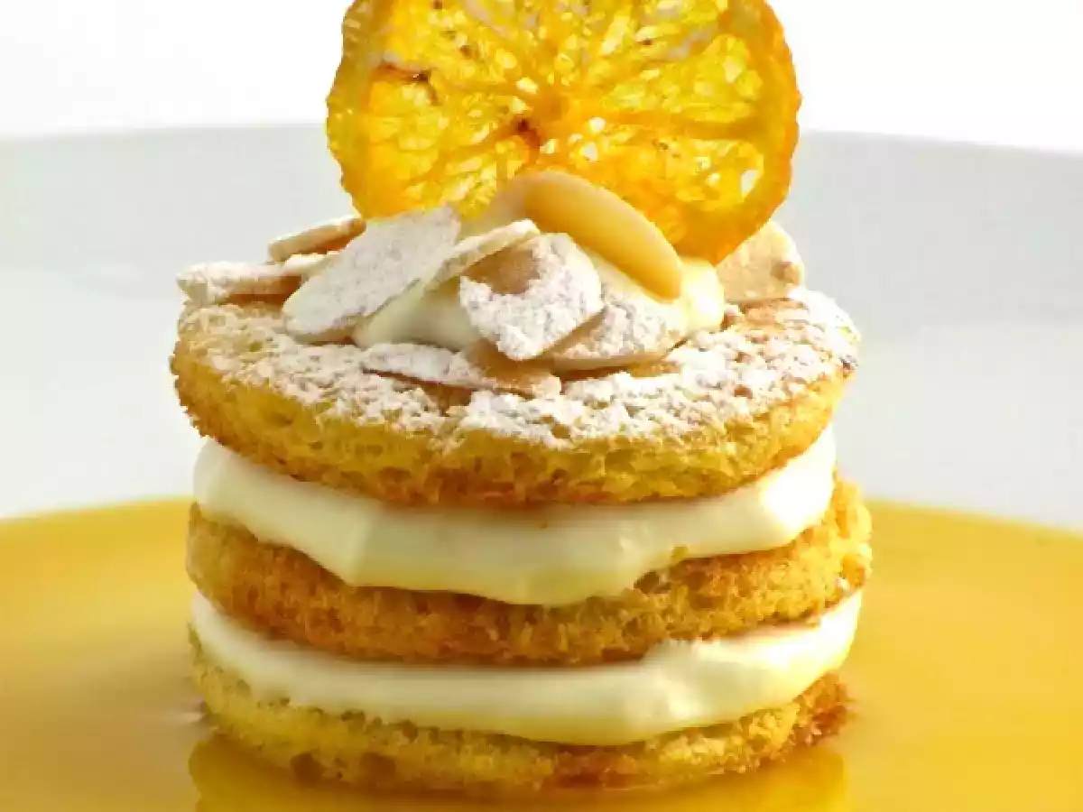 Millefoglie di Pandoro con mousse alle mandorle e salsa di mandarini