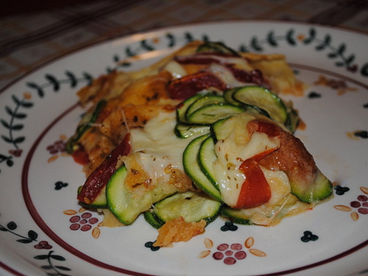Millefoglie di pane carasau con zucchine, scamorza e pomodorini