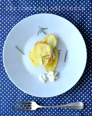Millefoglie di patate e rosmarino con spuma di gorgonzola