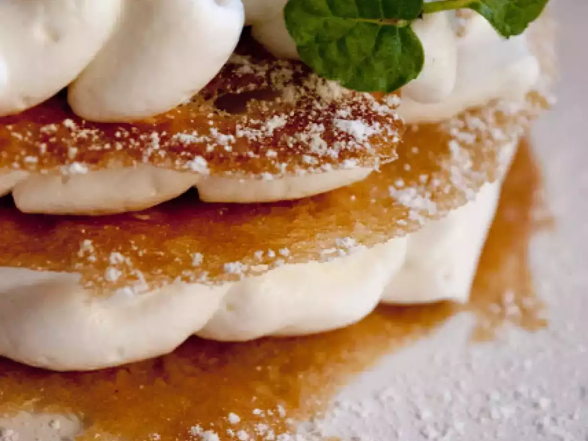 Millefoglie di tuiles al caffè con panna