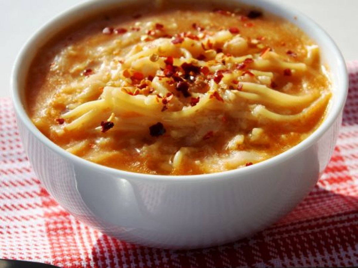 Minestra di cavolfiore con spaghetti spezzati