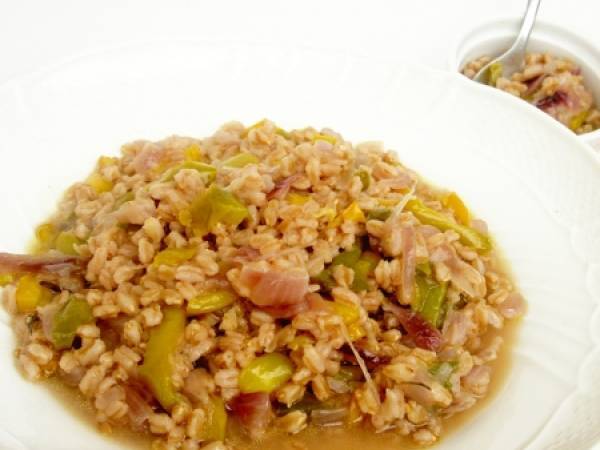 Minestra di farro, peperoni e cipolle