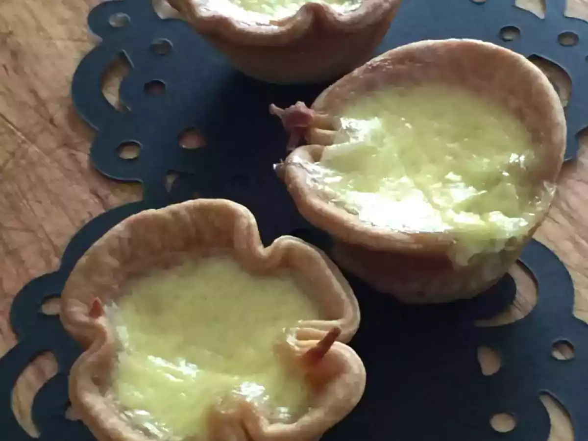 Mini cestini di pasta brisée con crema al parmigiano e prosciutto cotto
