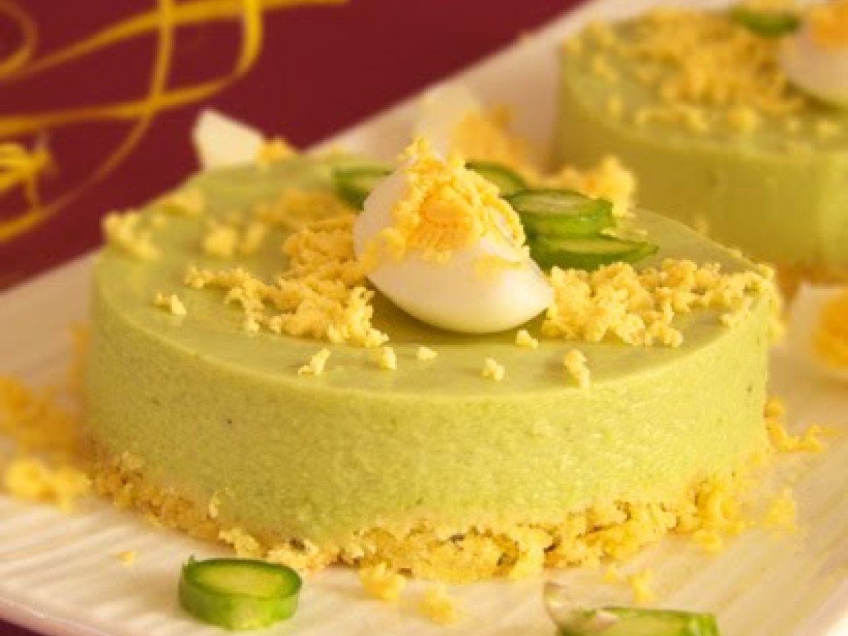 Mini-cheesecake agli asparagi verdi, uova di quaglia e agar-agar