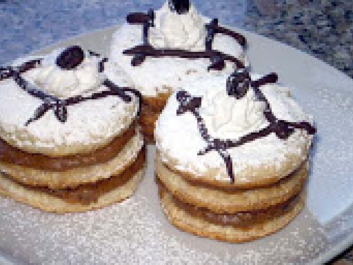 Mini millefoglie con crema al caffè e nocciole