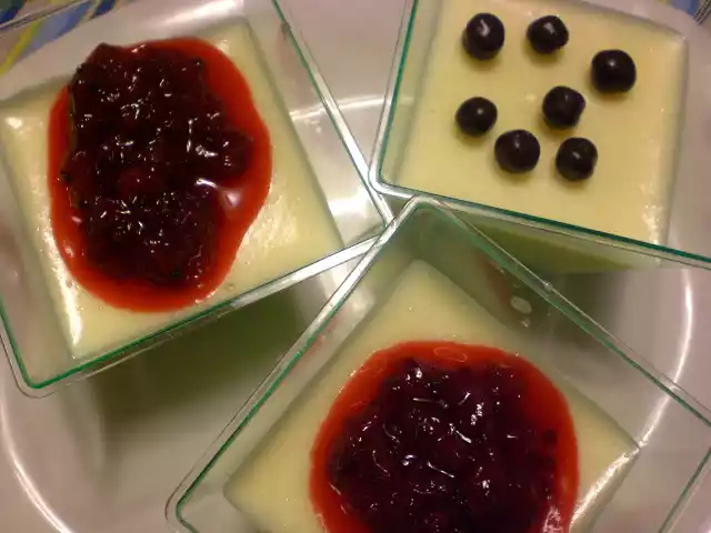 Mini mousse al cioccolato bianco e frutti di bosco