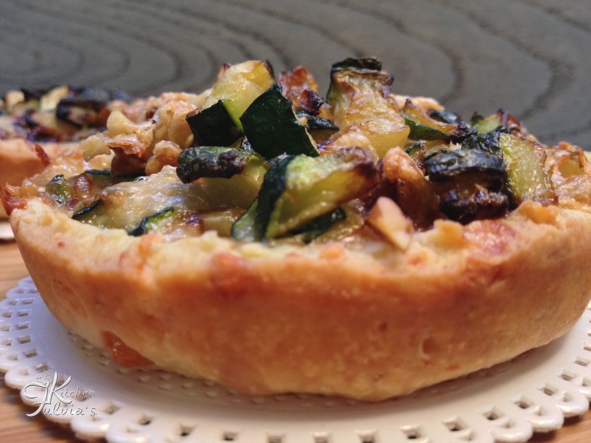 Mini quiche di frolla salata con zucchine, gorgonzola e noci
