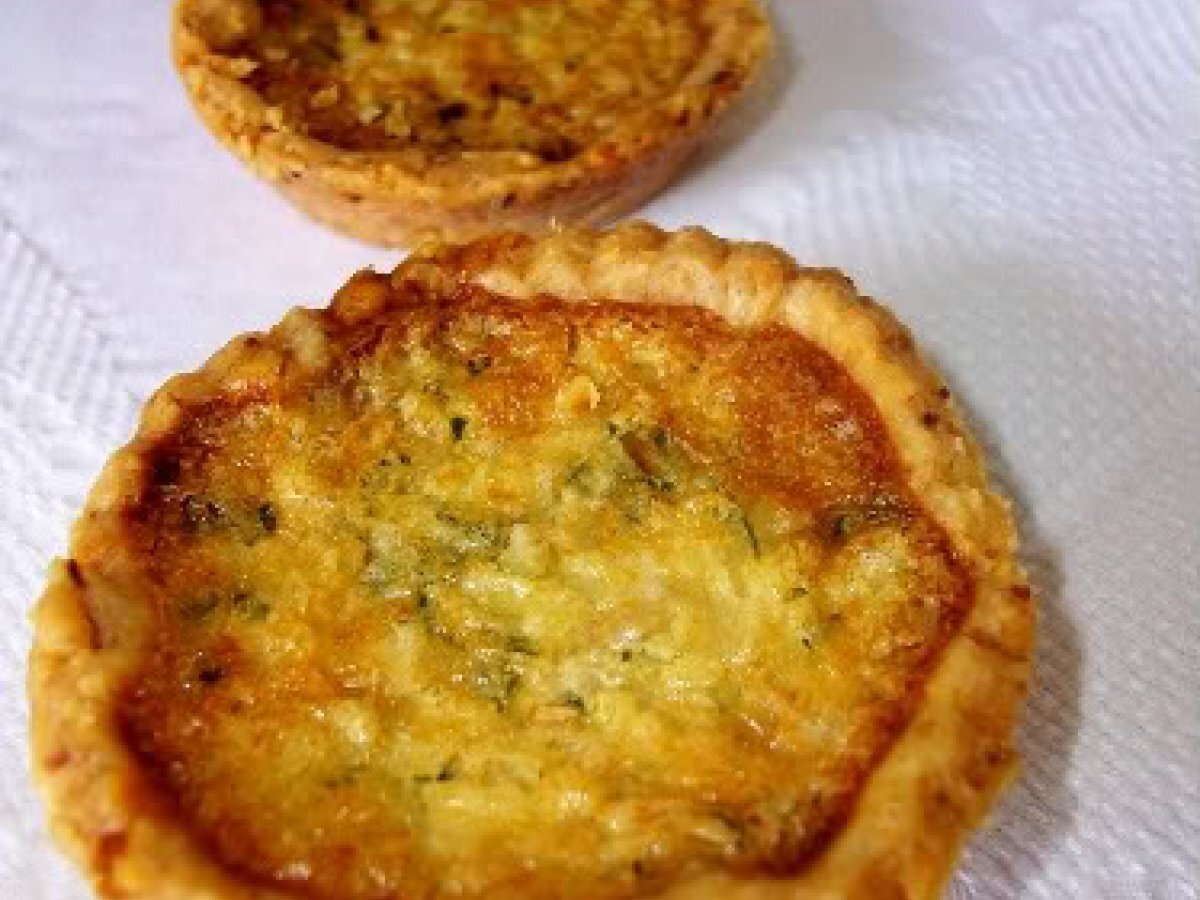 Mini quiches ai cipollotti e prezzemolo