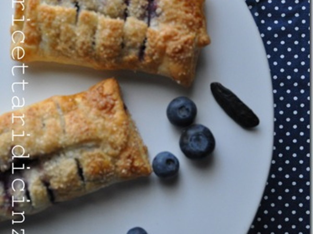 Mini strudel ai mirtilli e fava tonka