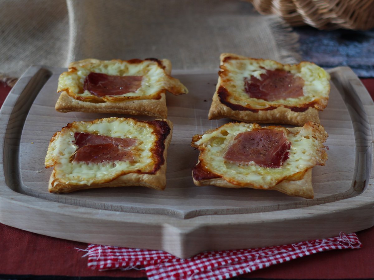 Mini tarte tatin con formaggio e prosciutto crudo