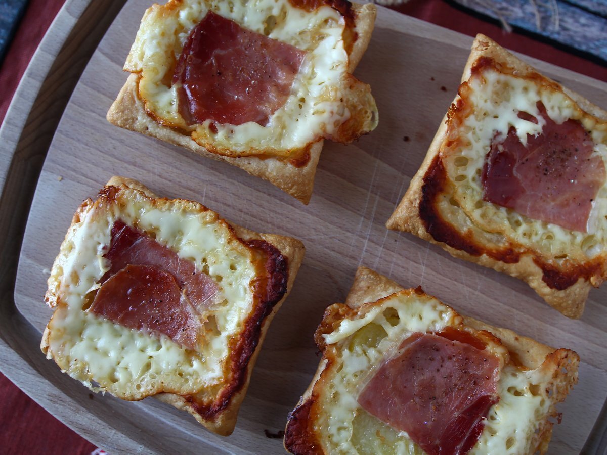 Mini tarte tatin con formaggio e prosciutto crudo - foto 2