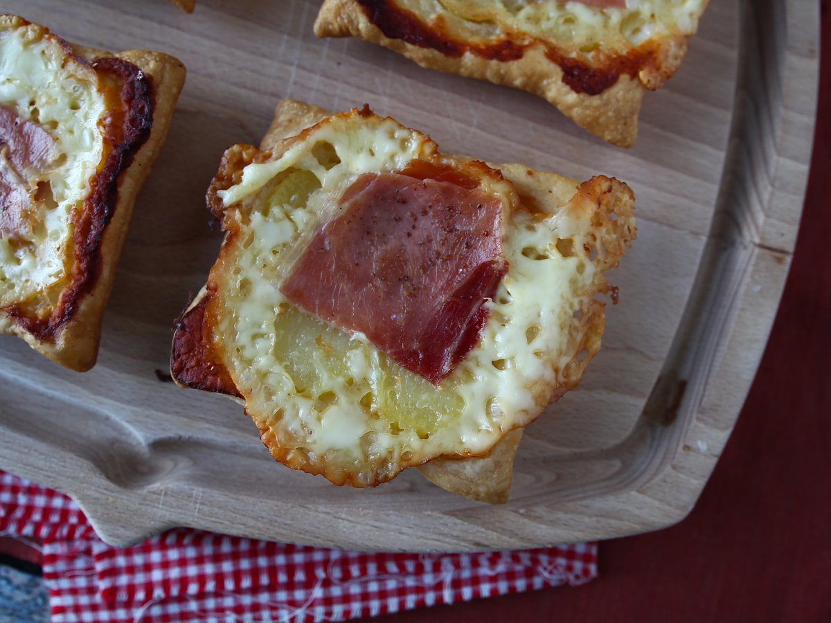 Mini tarte tatin con formaggio e prosciutto crudo - foto 3