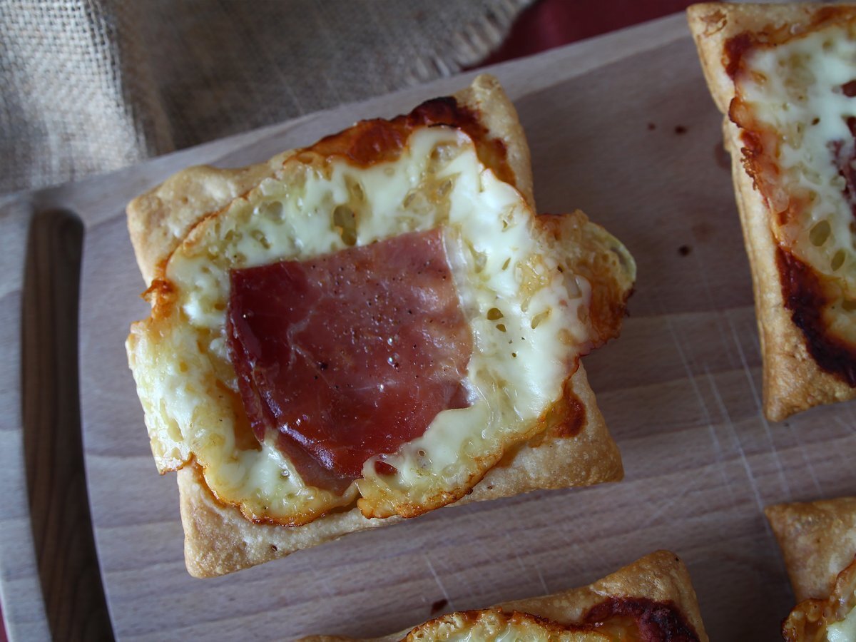 Mini tarte tatin con formaggio e prosciutto crudo - foto 5