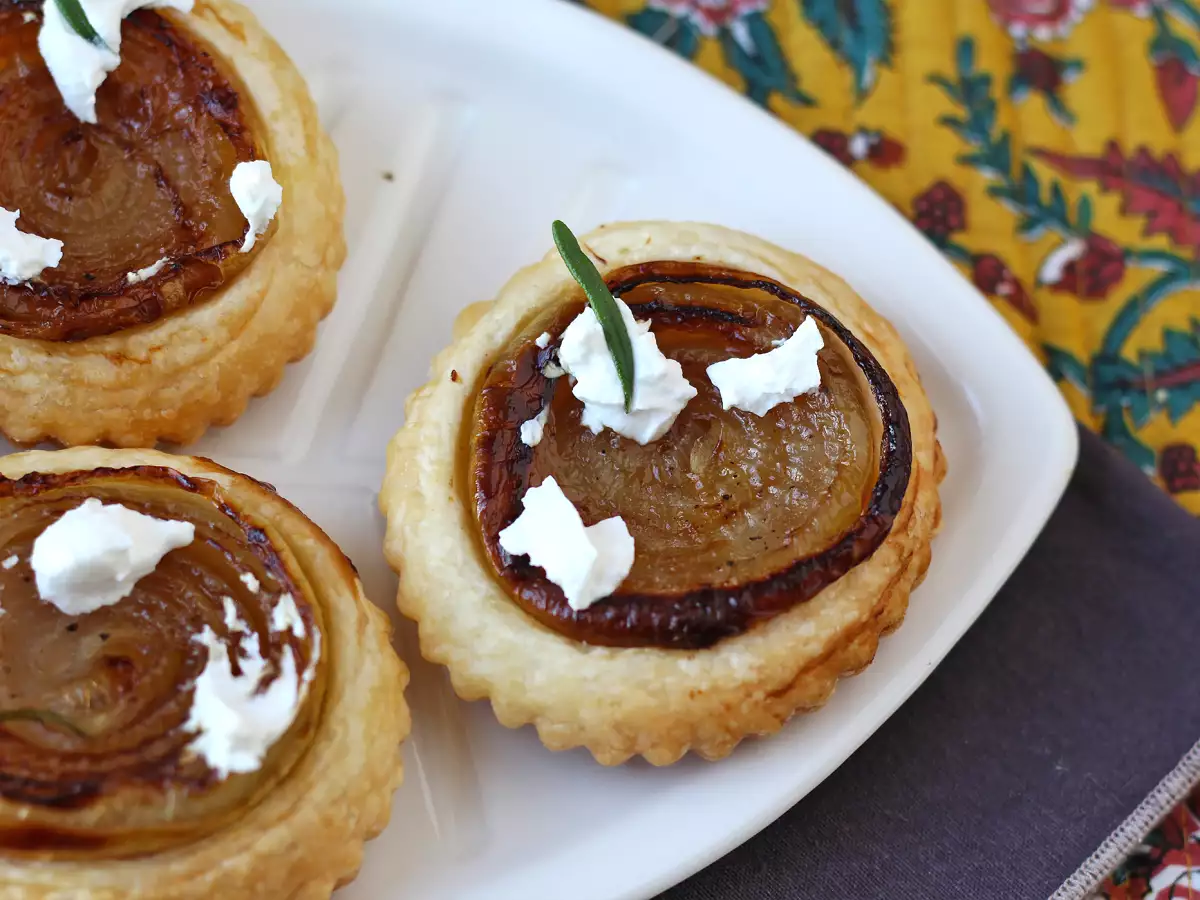 Mini tarte tatin di cipolle al rosmarino e formaggio di capra - foto 3