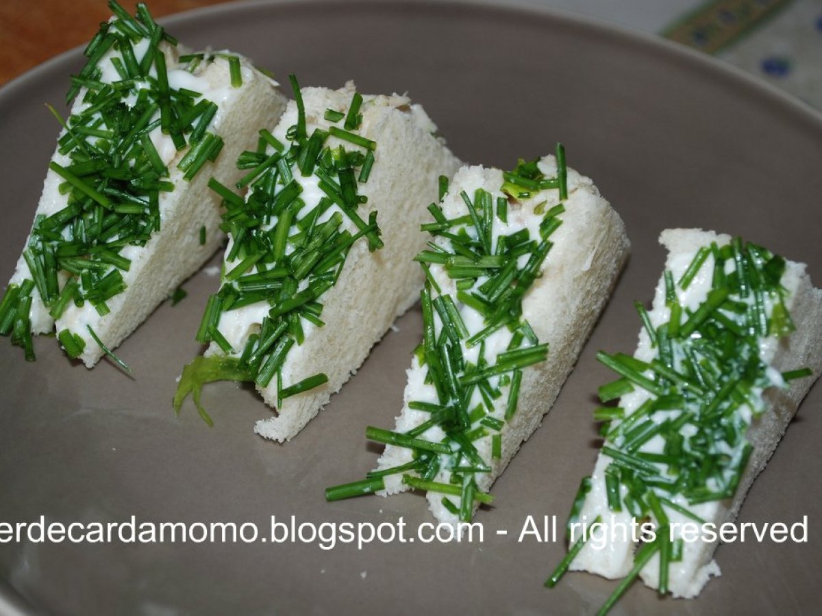 MINI TRAMEZZINI CON INSALATINA DI POLLO E ERBA CIPOLLINA