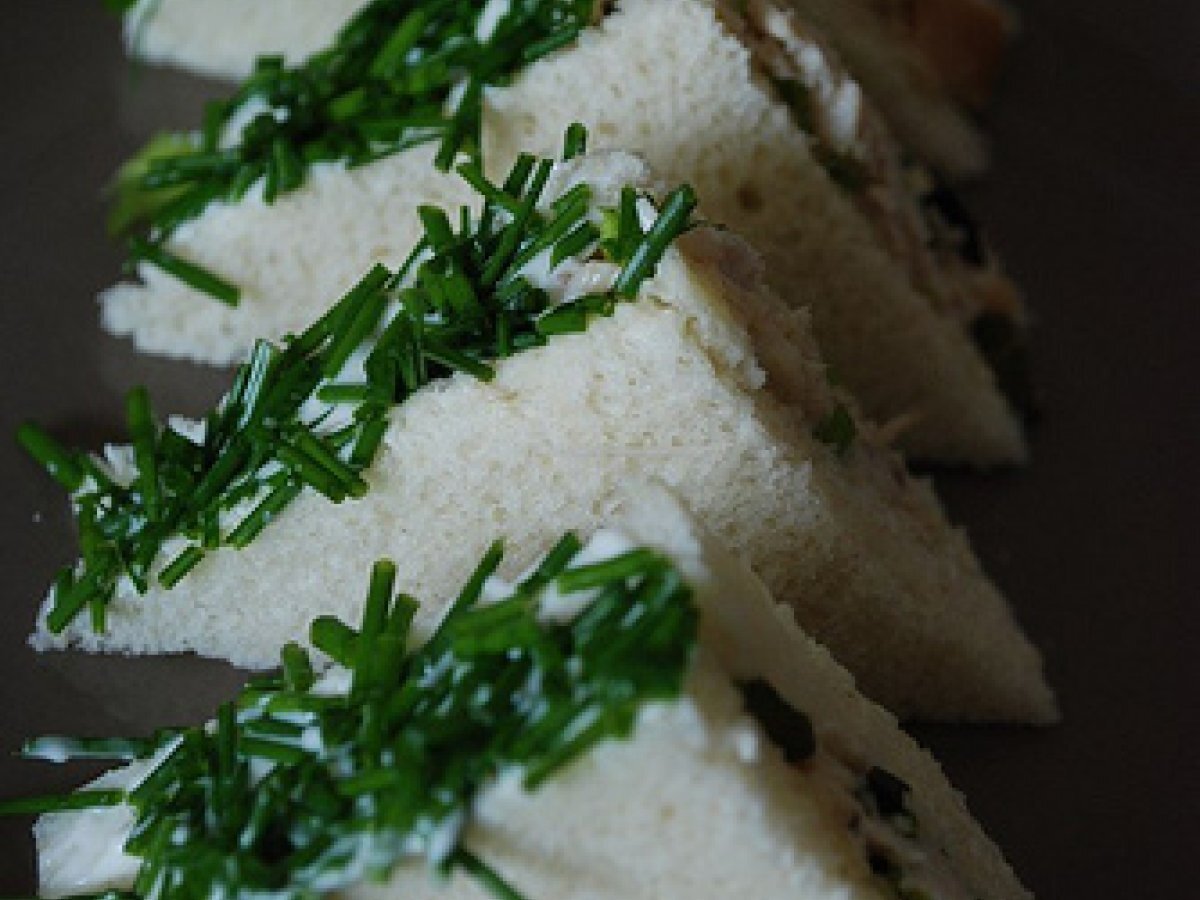 MINI TRAMEZZINI CON INSALATINA DI POLLO E ERBA CIPOLLINA - foto 2