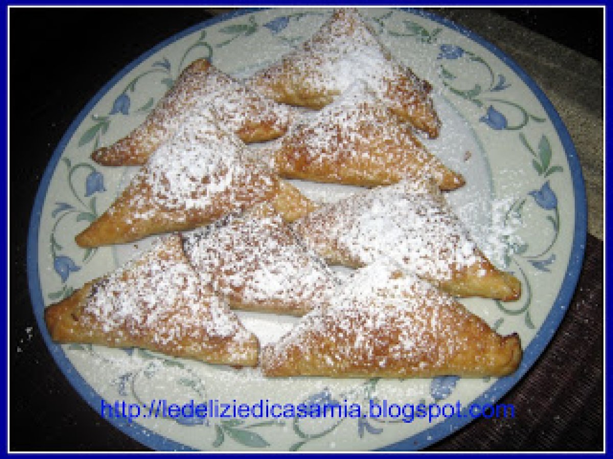 Mini triangoli di sfoglia ripieni di castagne, marmellata di marroni e gocce di cioccolato