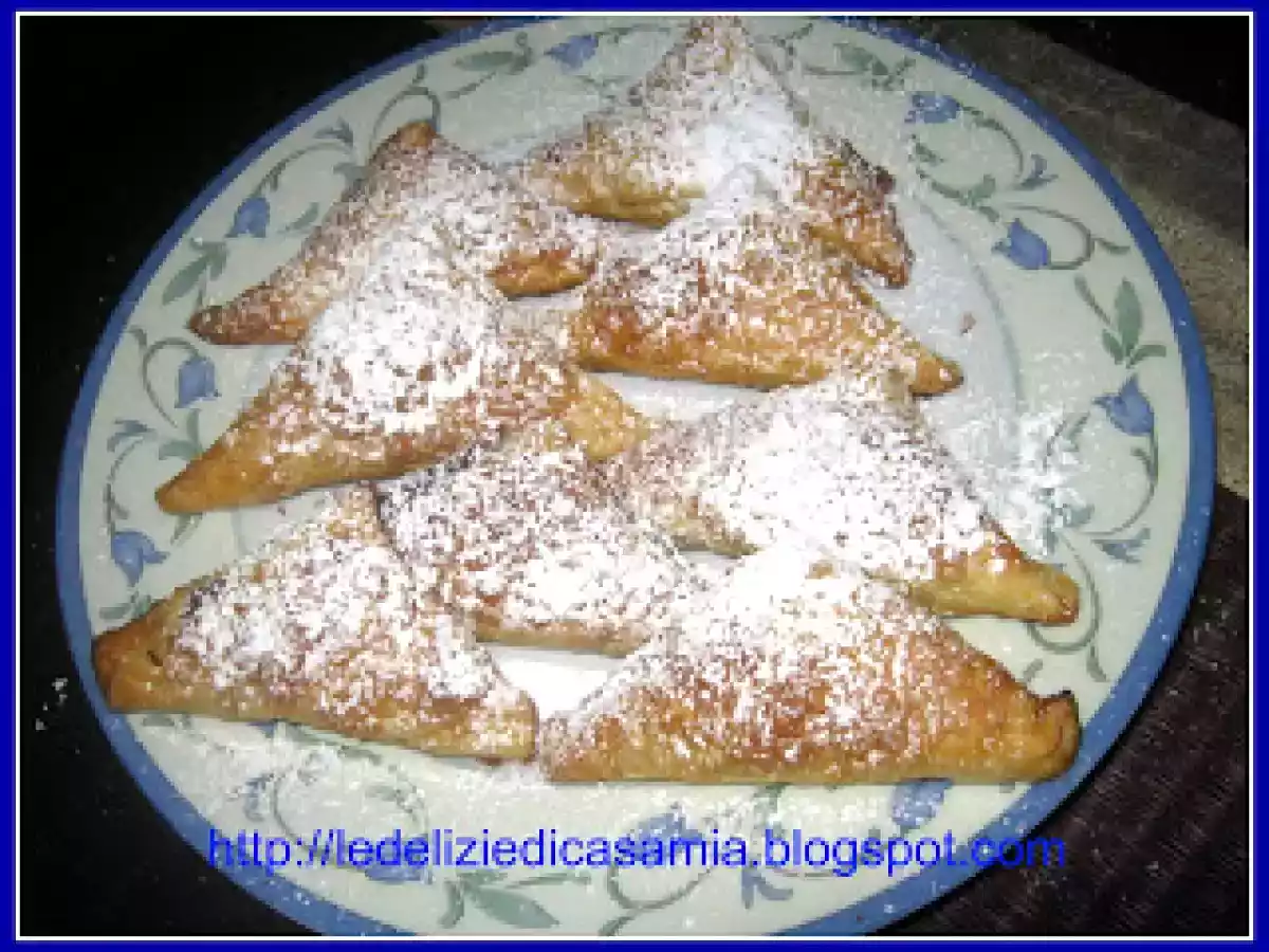 Mini triangoli di sfoglia ripieni di castagne, marmellata di marroni e gocce di cioccolato