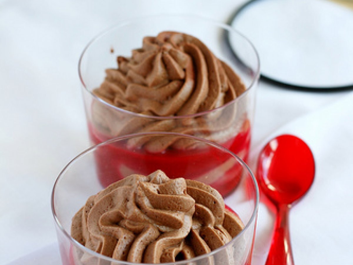 Mousse al cioccolato con salsa ai lamponi