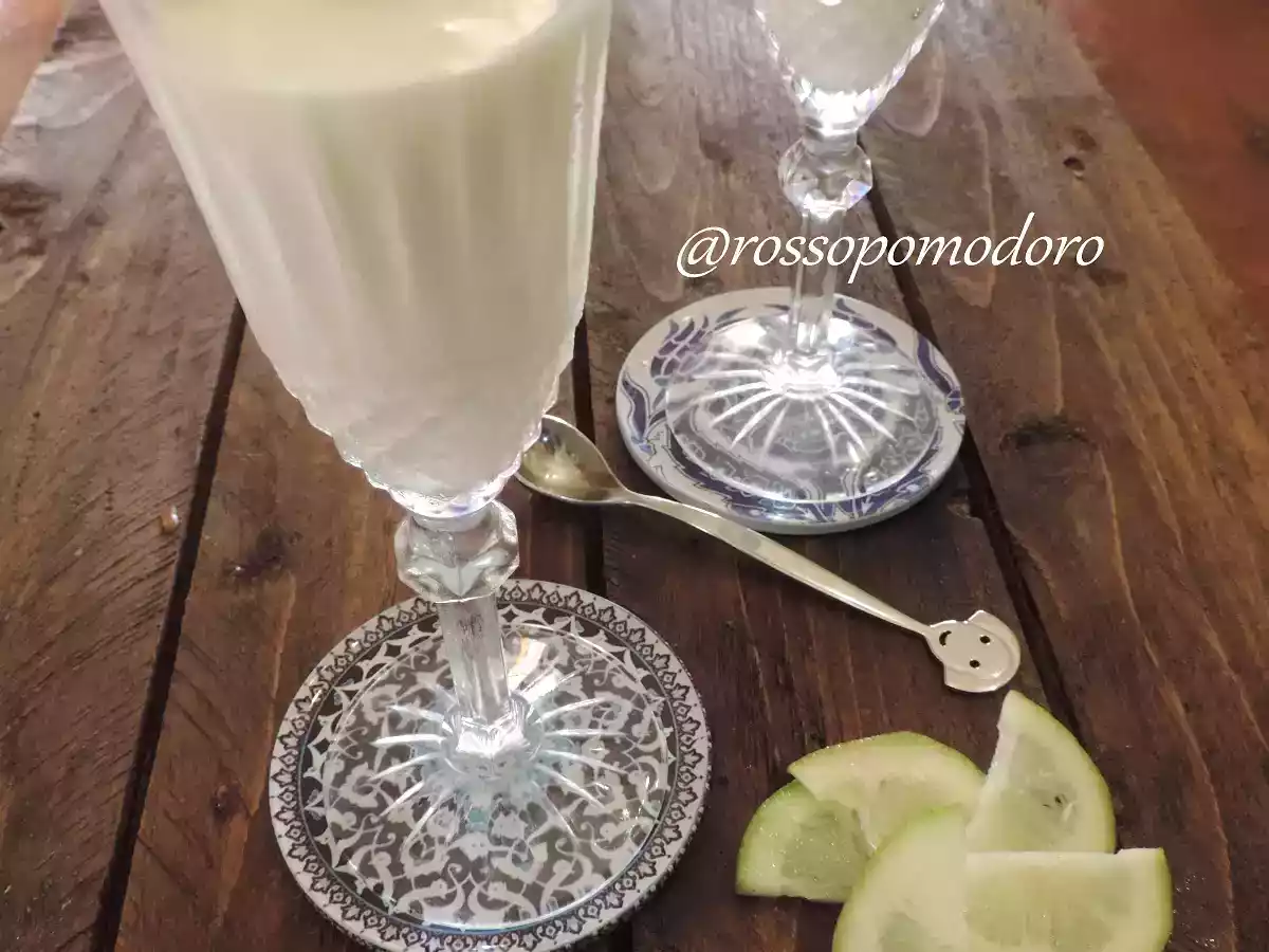 Mousse al limone aromatizzata con crema al limoncello