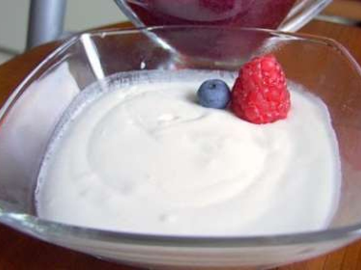 Mousse al limone con salsa ai lamponi